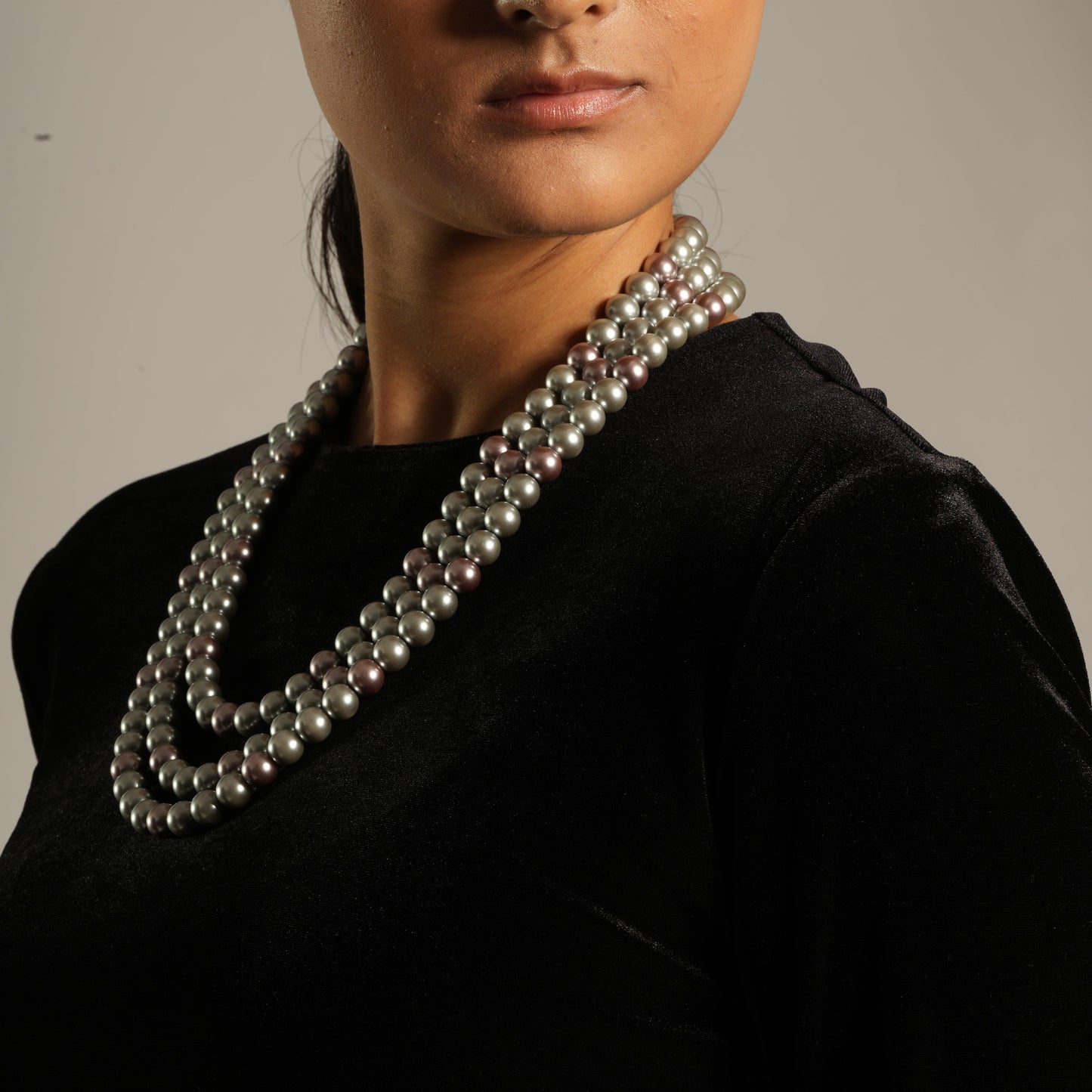 Grey Pearl Elegance ā A Timeless Imitation Pearl Necklace