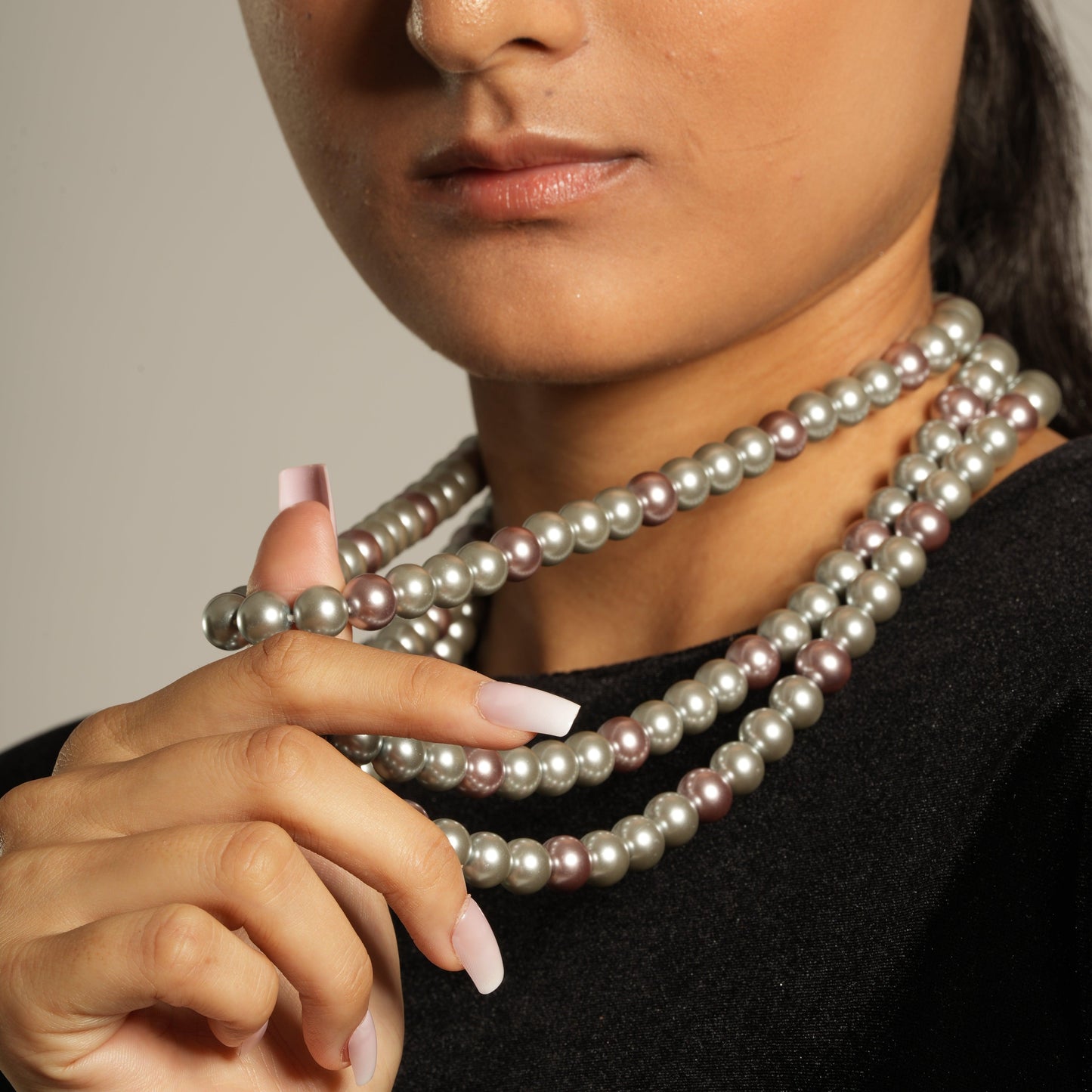 Grey Pearl Elegance ā A Timeless Imitation Pearl Necklace