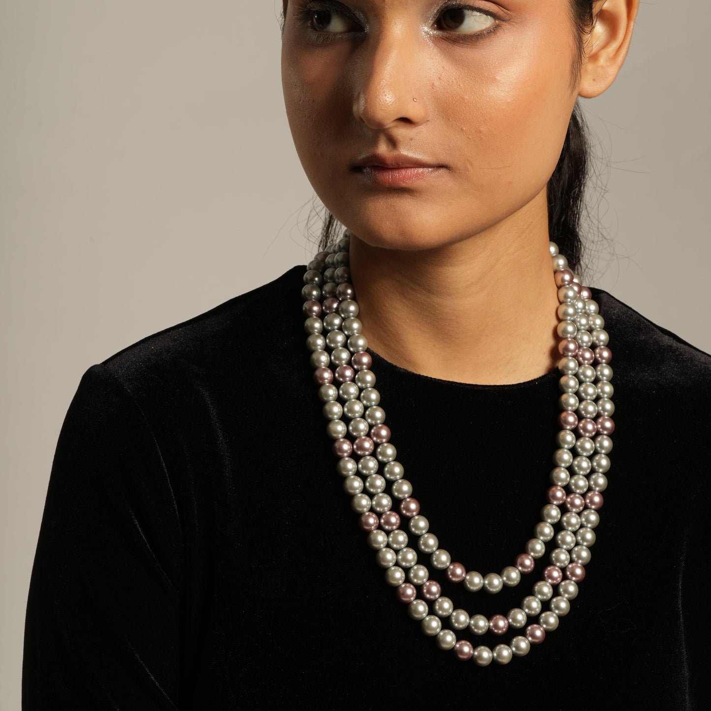 Grey Pearl Elegance ā A Timeless Imitation Pearl Necklace